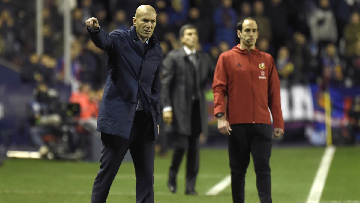 Zidane da instrucciones al equipo en el duelo frente al Levante. (AFP)