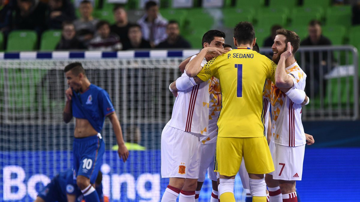 Los jugadores de España celebran el gol de Pola. (UEFA)