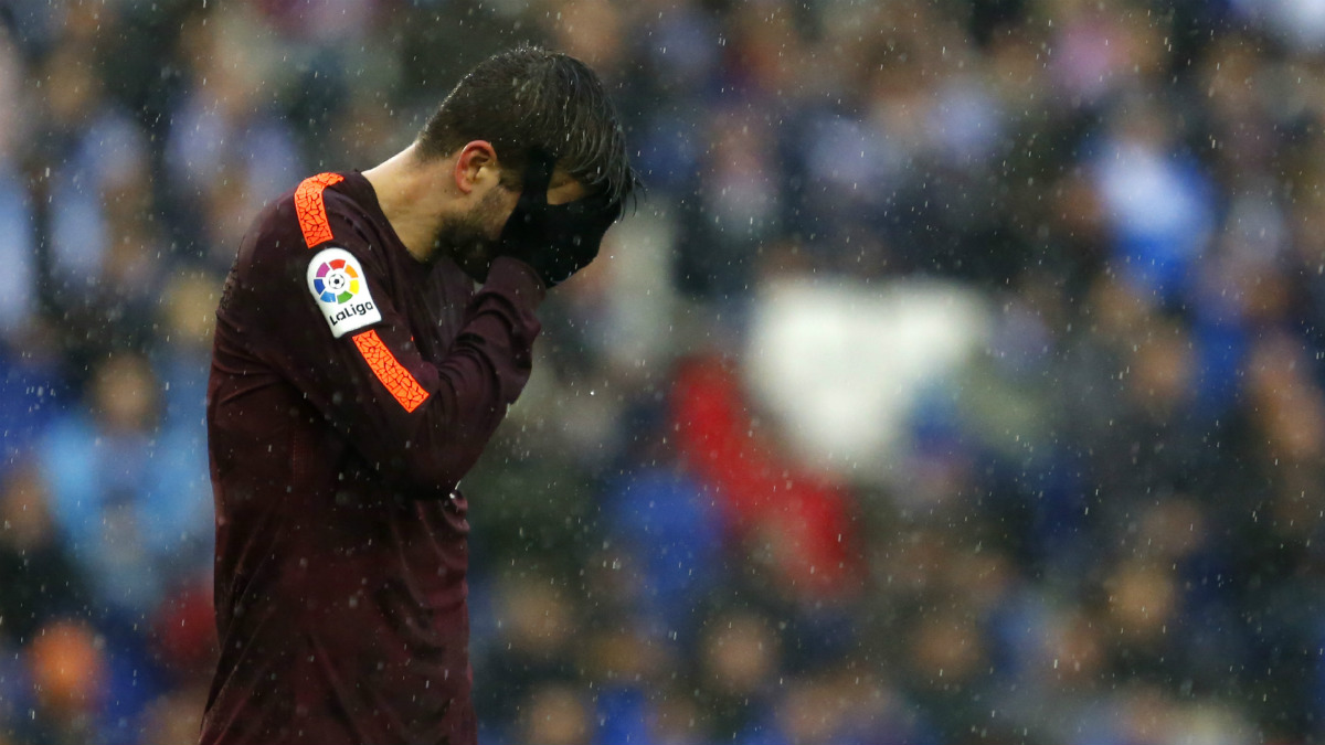 Piqué se lamenta tras el gol del Espnayol. (AFP)