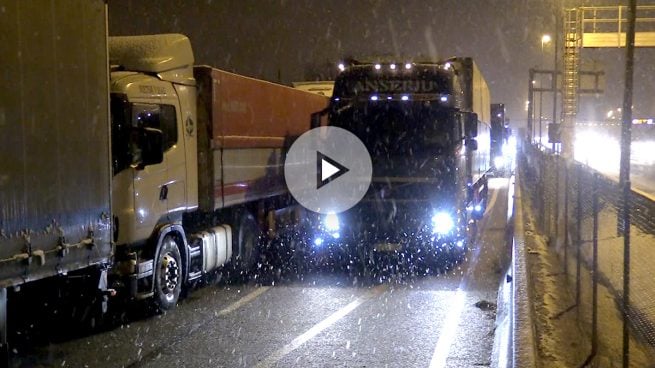 Así pasarán la noche los camioneros retenidos en la A6 por la nevada ?>