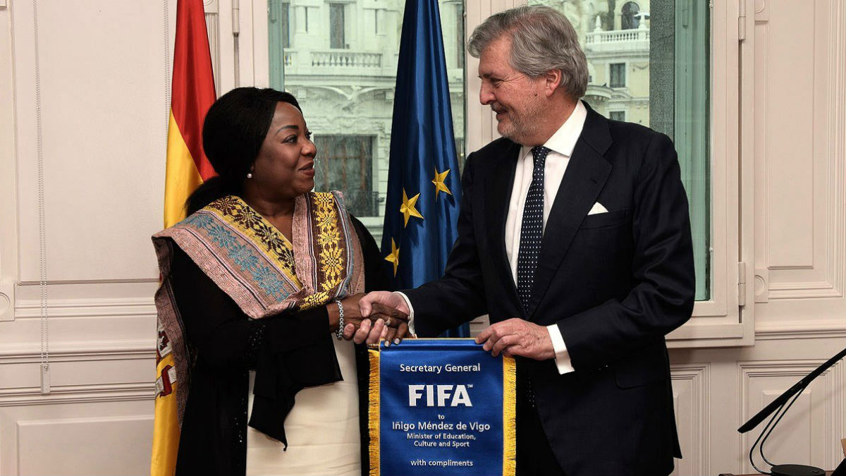 Iñigo Méndez de Vigo recibe a la secretaria general de la FIFA, la senegalesa Fatma Samoura. (EFE)