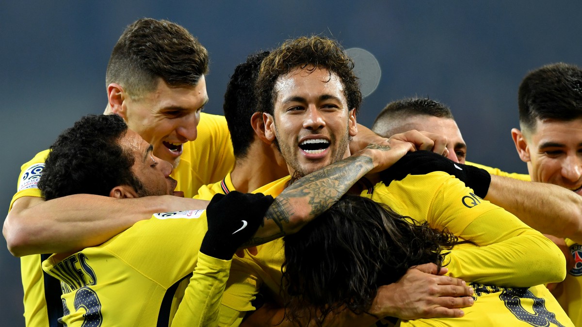 Neymar celebra un gol junto a sus compañeros. (AFP)