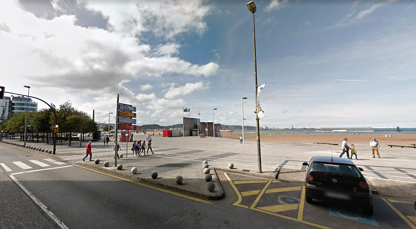 Playa de Poniente, en Gijón, donde se ha hallado el cadáver.