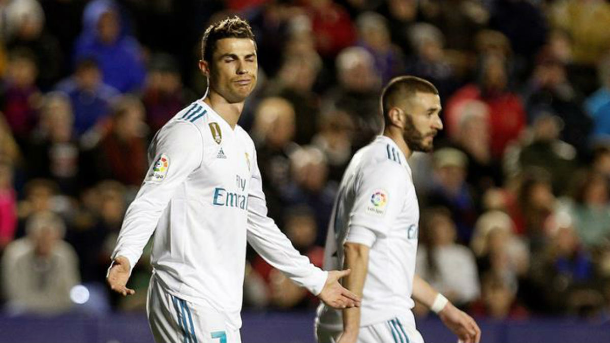 Cristiano Ronaldo y Benzema resignados en un partido de esta temporada (EFE).
