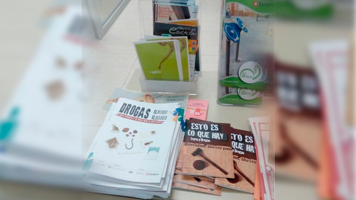 Los folletos de Zaragoza que hacen apología del consumo de drogas están al alcande de cualquiera