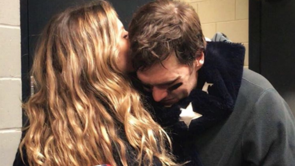 El beso de Gisele Bündchen a Tom Brady. (@gisele)