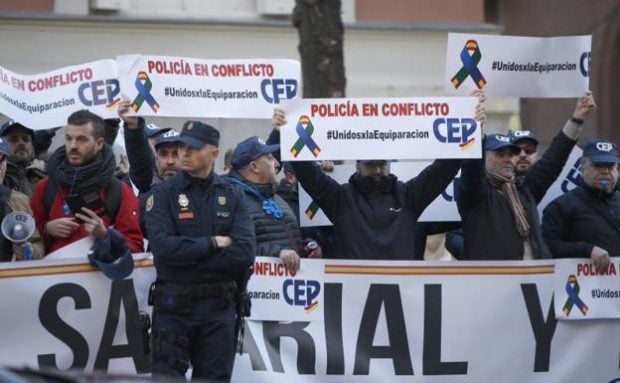 Manifestación policial por la equiparación salarial (Foto: EFE) 