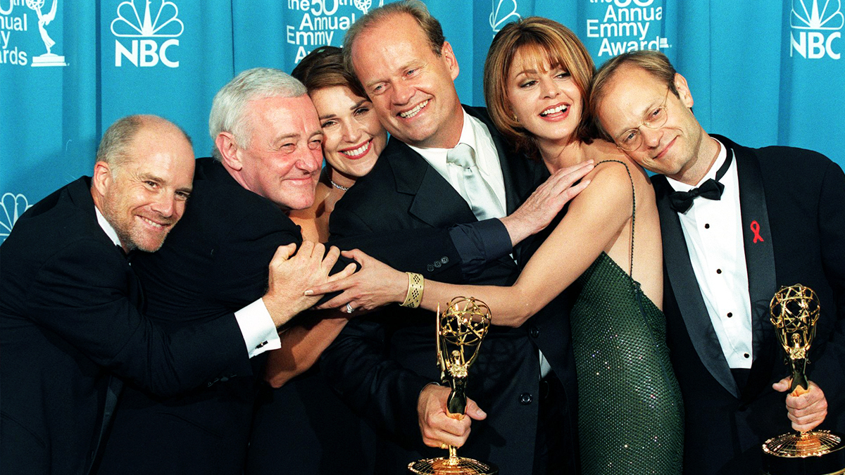 Reparto de ‘Frasier’ recogiendo varios premios Emmy en 1998. (Foto: AFP)