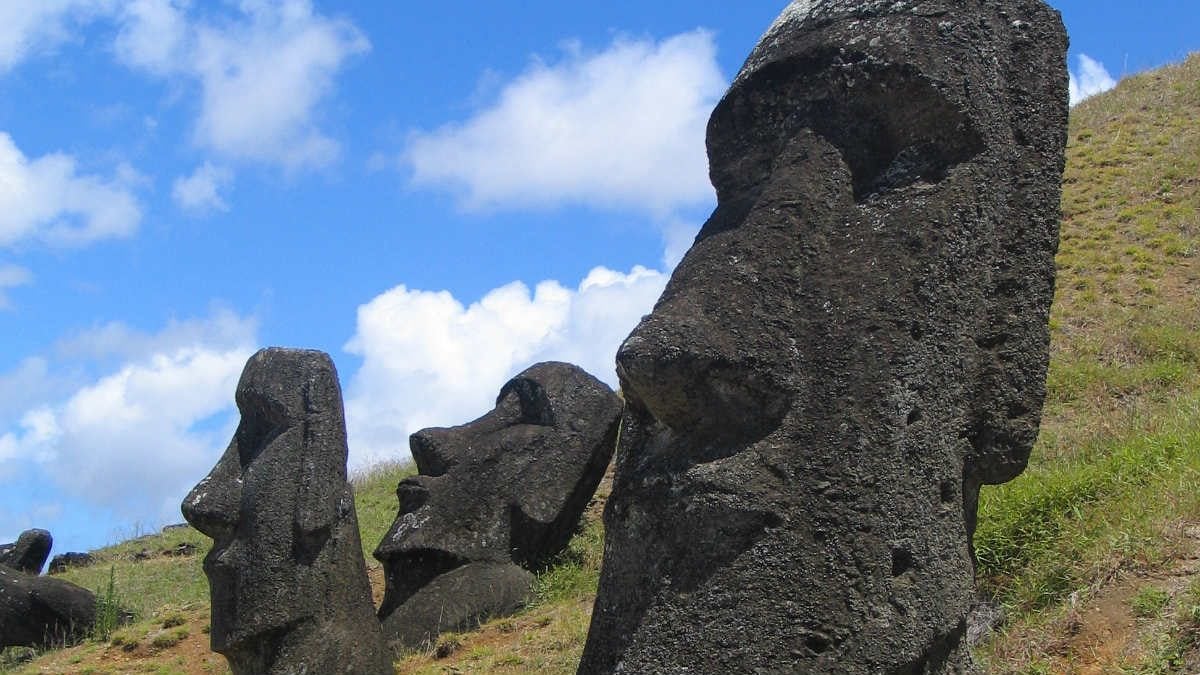Las piedras de este museo han sido formadas naturalmente, a diferencia de los moais