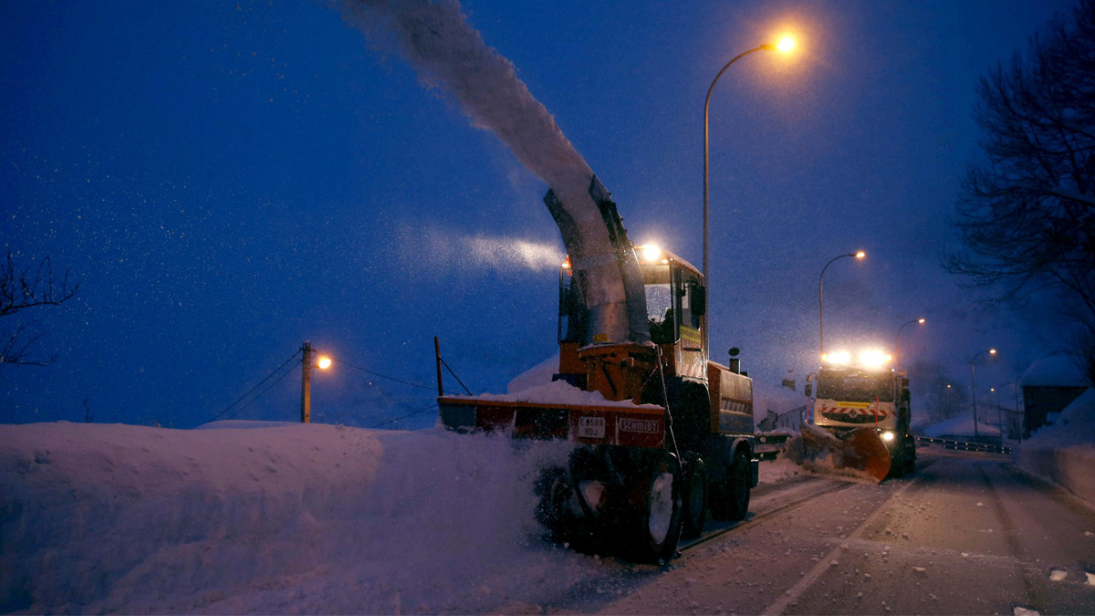 Trabajos en la carretera por la nieve (Foto: EFE)