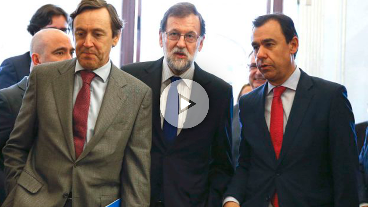 El presidente del Gobierno, Mariano Rajoy, junto al portavoz del Grupo Popular, Rafael Hernando, y el diputado Fernando Martínez-Maillo (Foto: Efe)