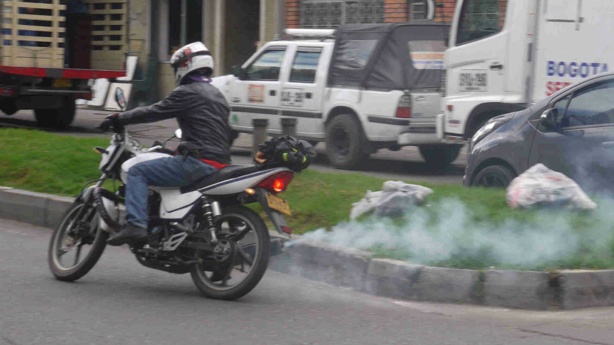 Descubre 5 razones por las que tu moto puede echar más humo de lo normal.