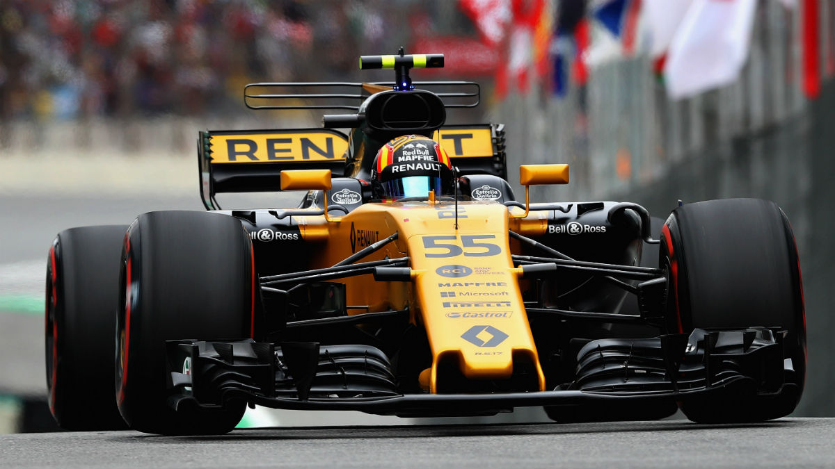 Desde Renault consideran a Carlos Sainz como uno de sus principales activos, además de por su velocidad, por la capacidad que tiene para transmitir a los ingenieros los defectos del monoplaza. (Getty)