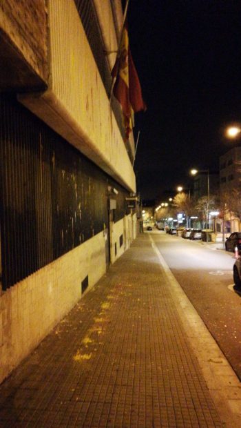 Separatistas encapuchados atacan la comisaría de la Policía Nacional en Tarrasa