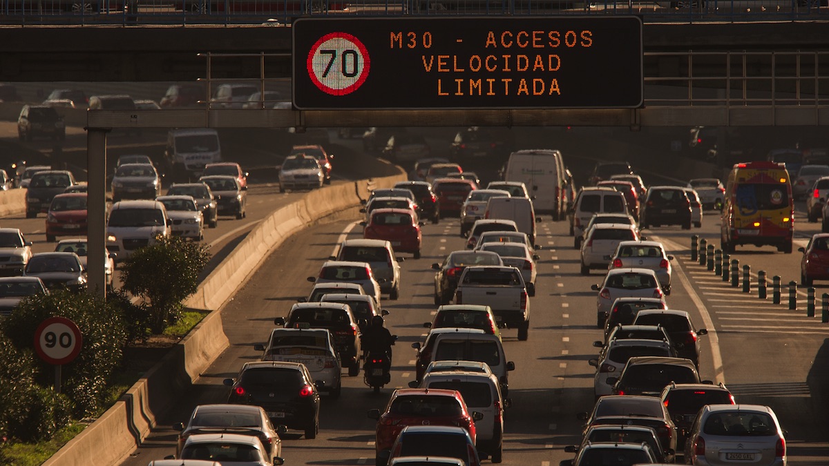 Atasco en la M-30 durante un episodio de alta contaminación. (Foto: GETTY)