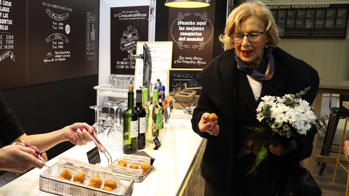 Manuela Carmena probando una croqueta. (Foto: Madrid)