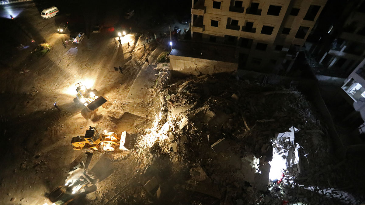 Camiones excavadora trabajan en los escombros en Idlib (Siria), tras los bombardeos del Ejército del Gobierno. (AFP)