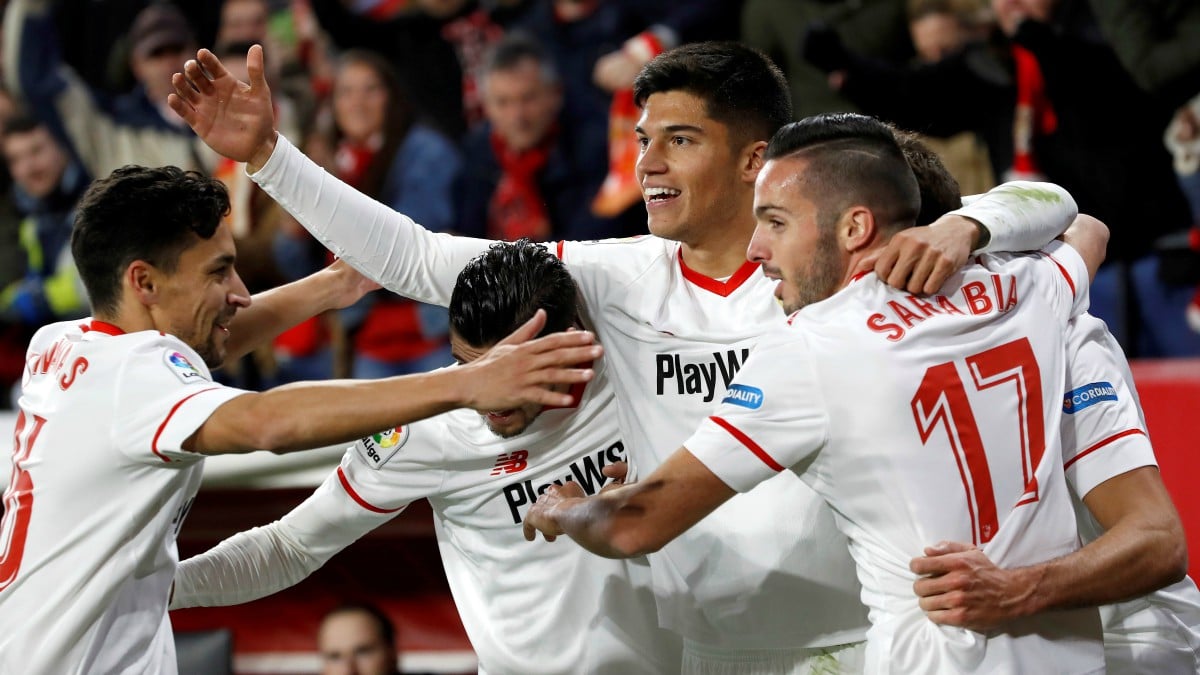 Los jugadores del Sevilla celebran el gol de Correa. (EFE)