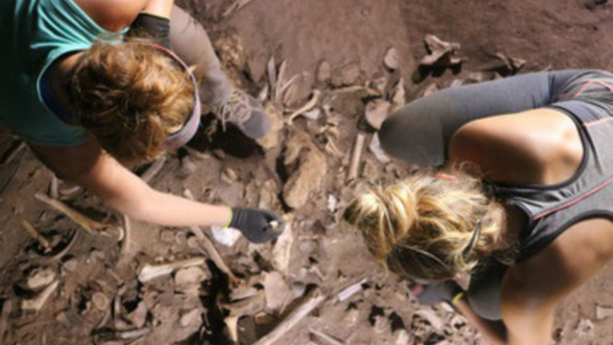 Las arqueólogas Eva Alarcón y Alba Torres trabajan en las excavaciones de la Cueva de Biniadrís / UGR
