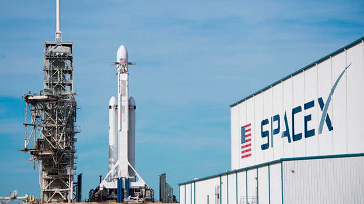 SpaceX, Elon Musk y un coche surcando el espacio (2)