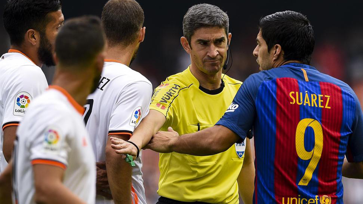 Undiano Mallenco, durante el último Valencia-Barcelona que dirigió.