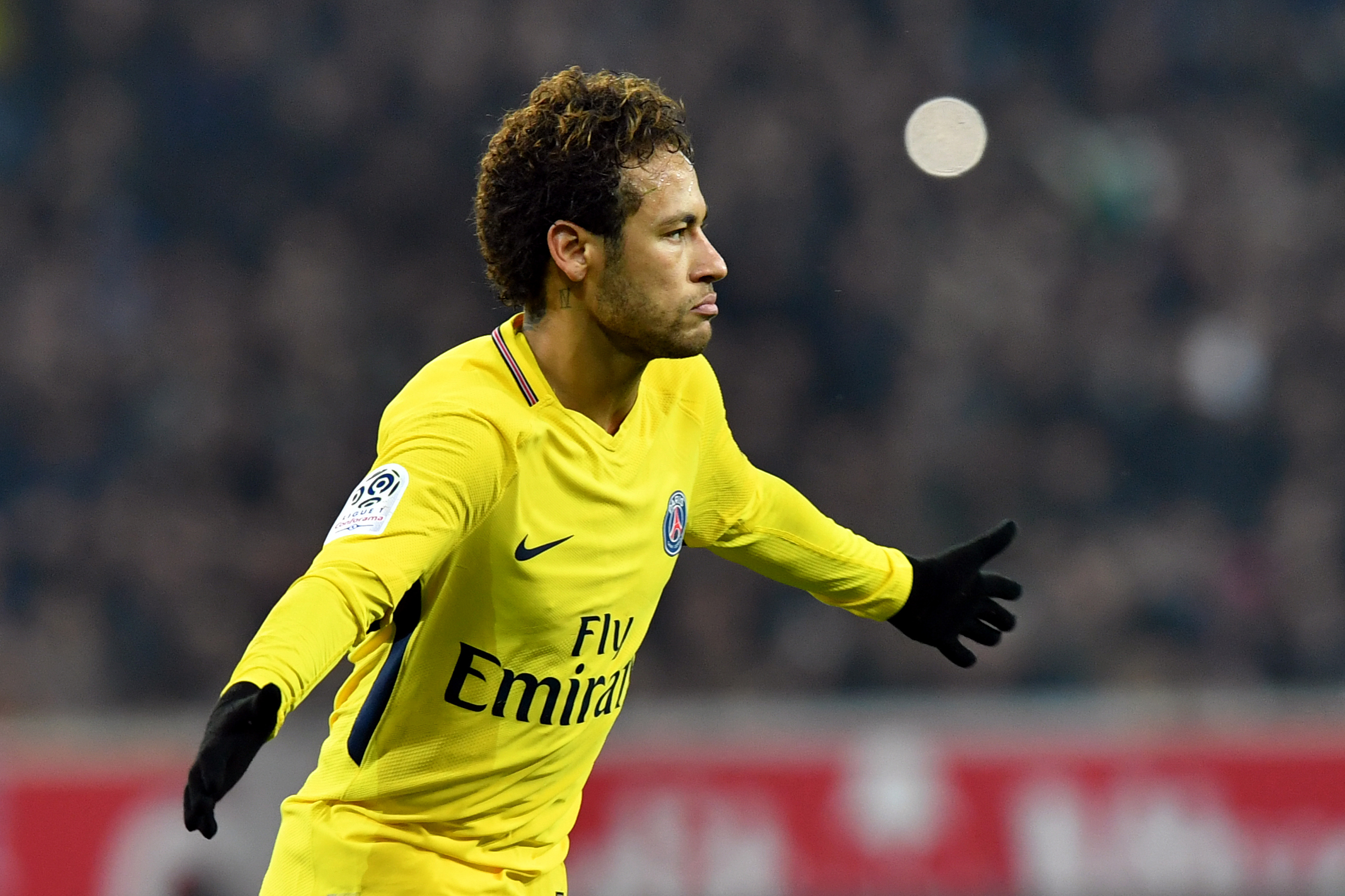 Neymar Jr. celebra un tanto, ante el Lille (AFP).