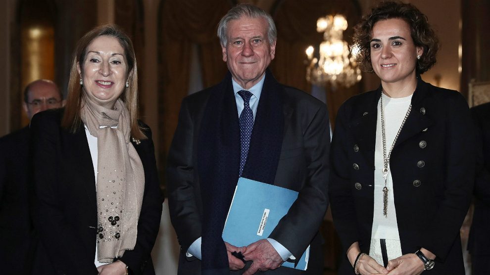 La presidenta del Congreso, Ana Pastor, el cardiólogo Valentín Fuster y la ministra Dolor Montserrat. (EFE)