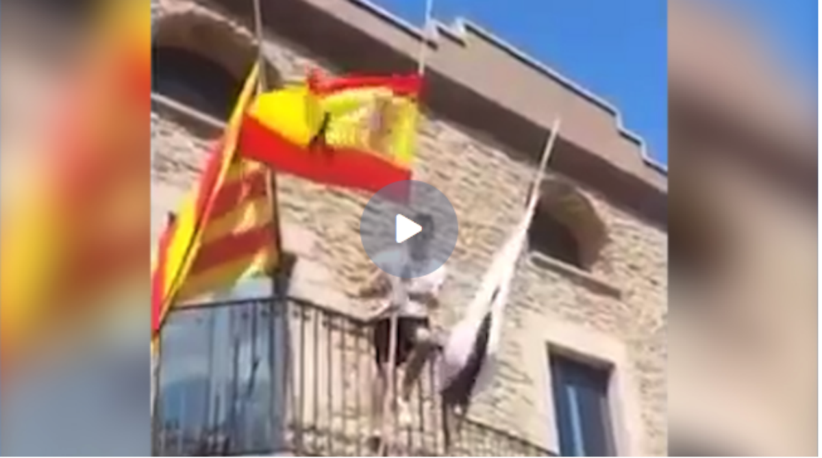 Raúl Macià coloca la bandera española en el balcón del Ayuntamiento de Balsareny.