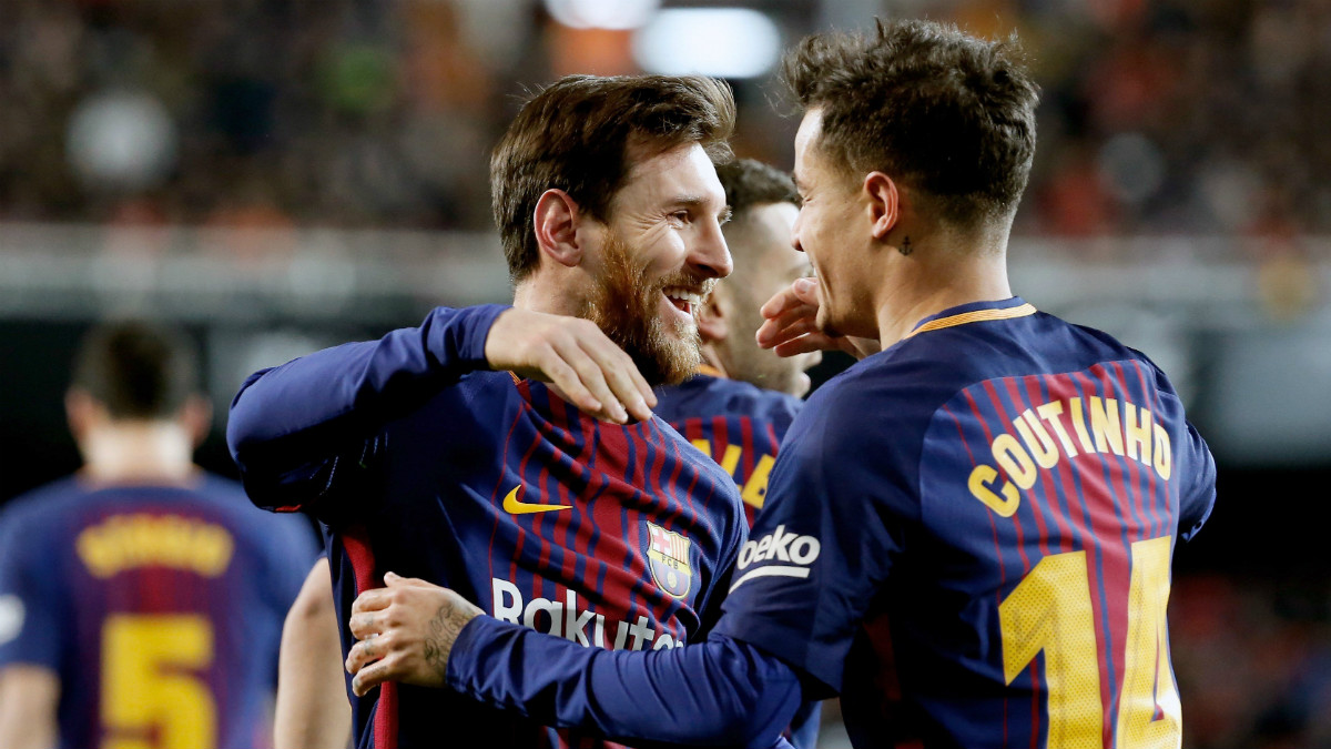 Messi y Coutinho celebran el primer tanto del Barcelona en Mestalla. (EFE)