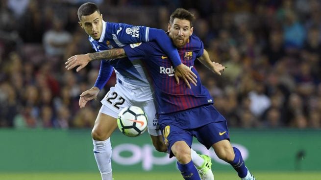 Mario Hermoso, cubriendo a Messi durante un derbi (AFP).