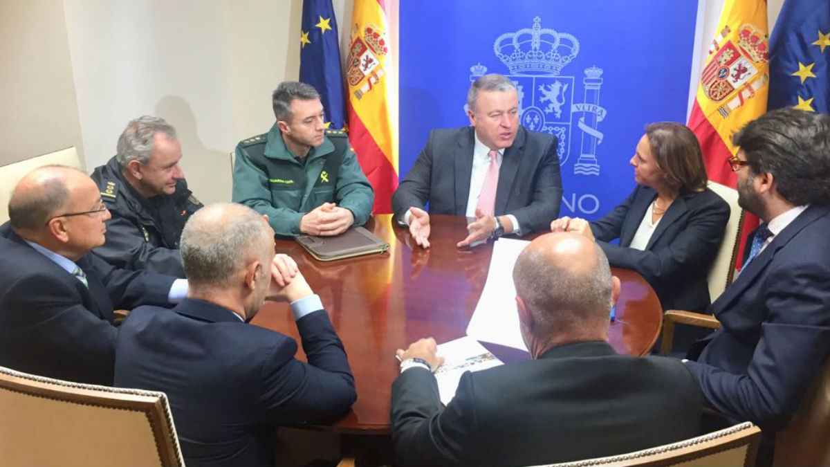 El delegado del Gobierno en Murcia, Francisco Bernabé, reunido con miembros de Policía Nacional, Guardia Civil y Hostetur.
