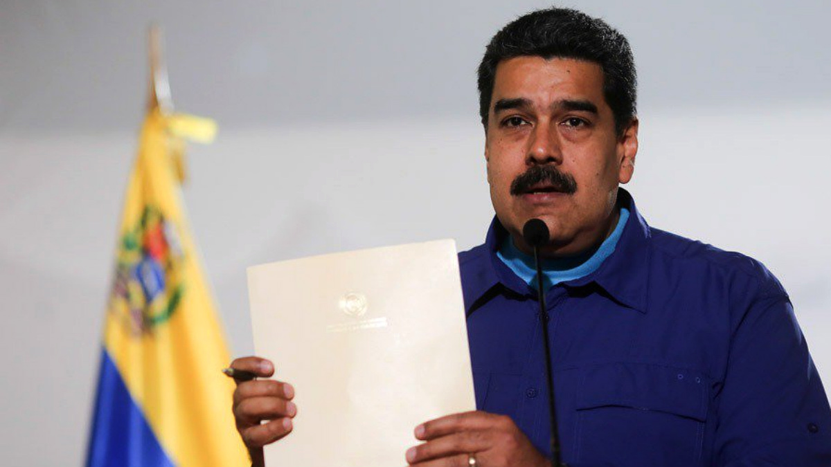El dictador de Venezuela, Nicolás Maduro, exhibe el supuesto documento.