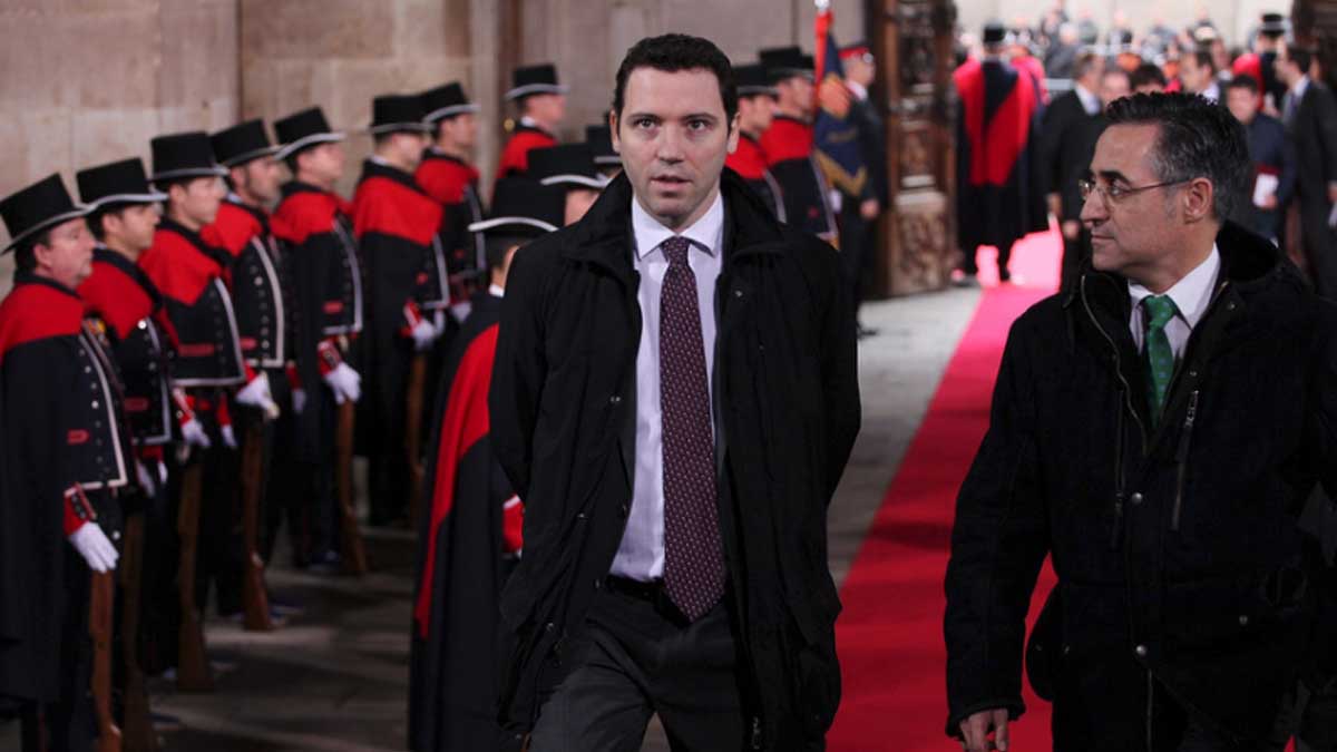 Víctor Cullell, en el centro, en una recepción oficial de la Generalitat.
