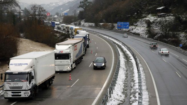 Los transportistas lamentan que la DGT los discrimine cuando nieva: «Somos los más capacitados»
