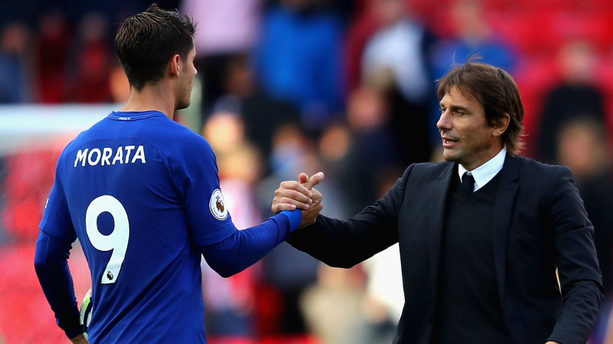 Antonio Conte saluda a Álvaro Morata tras un partido del Chelsea. (Getty)