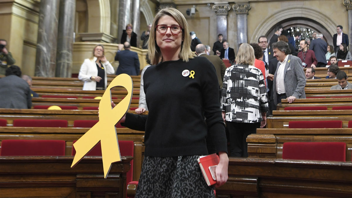 Elsa Artadi, durante una sesión en el Parlament, sujetando el lazo amarillo independentista (AFP).