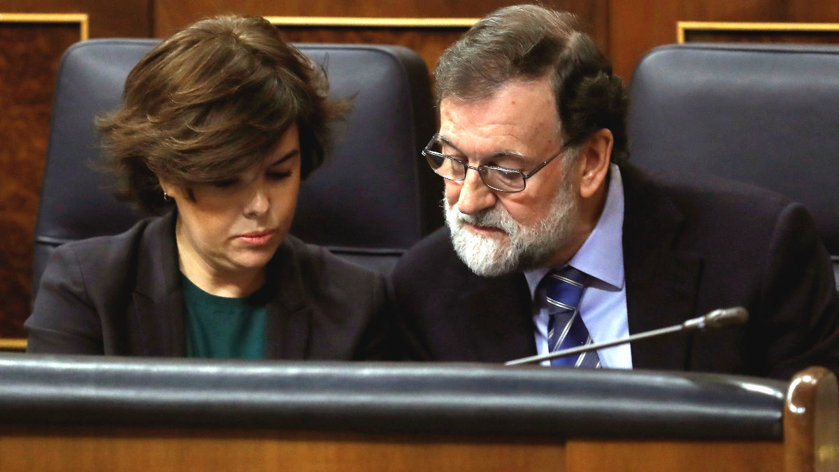 Mariano Rajoy conversa con Soraya Sáenz de Santamaría, durante una sesión de control al Gobierno en el Congreso de los Diputados. (Foto: Efe)