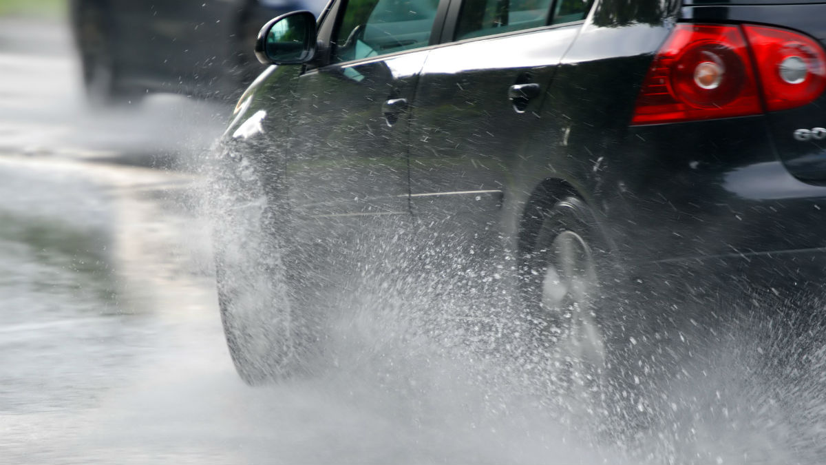 Conducir con lluvia requiere una serie de atenciones especiales que, de no tenerlas, pueden hacer que tengamos una accidente.