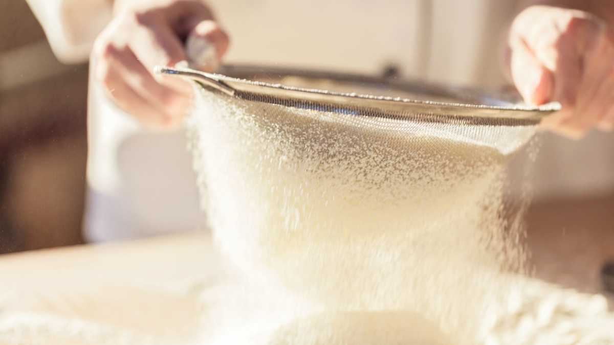 Cómo tamizar harina y por qué es importante para tus recetas