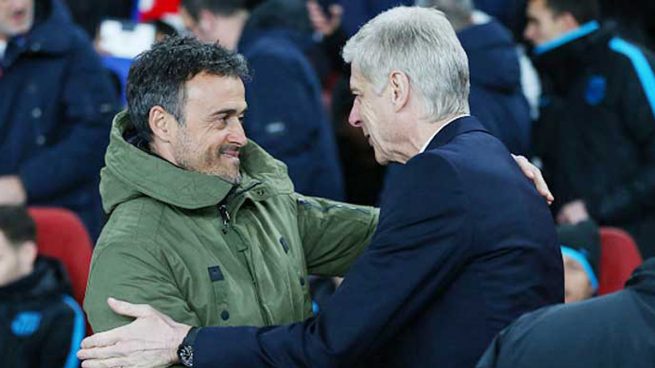 Luis Enrique y Wenger se saludan antes de un partido.