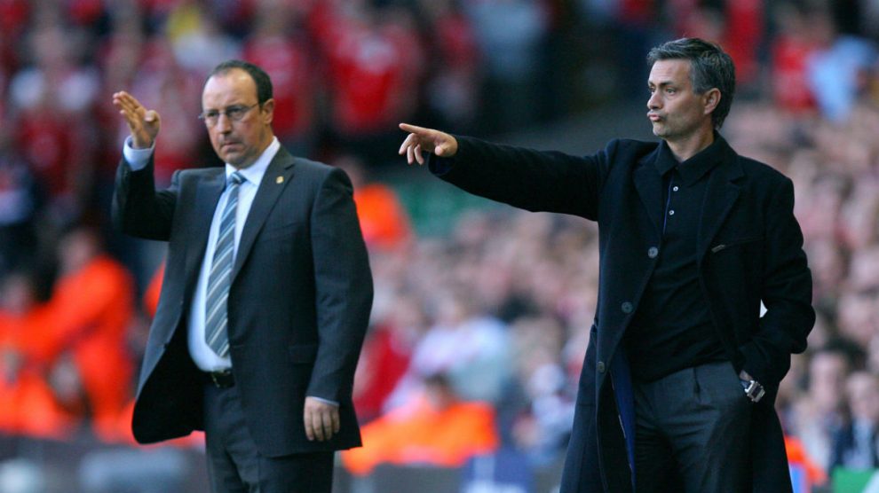 Mourinho contra Benítez durante un partido de Premier en 2005 (Getty)