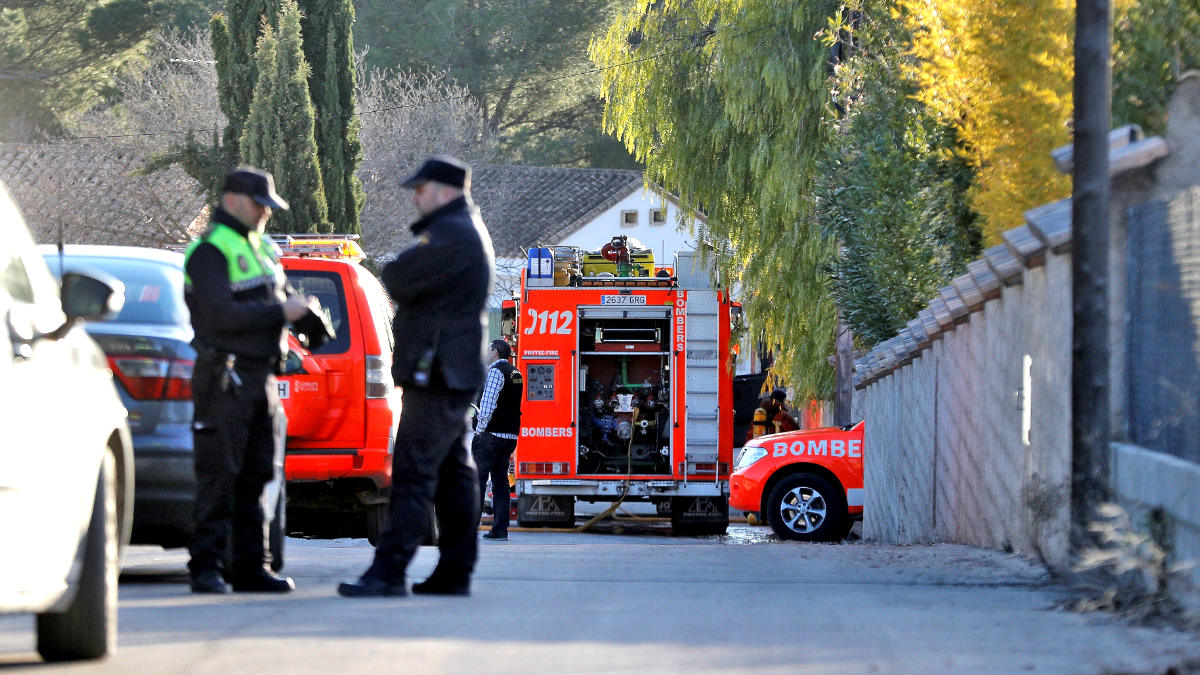 Bomberos y policía en Valencia. (Foto: Efe).