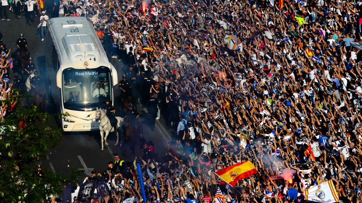 El autobús del Real Madrid llega al Santiago Bernabéu. (Getty)