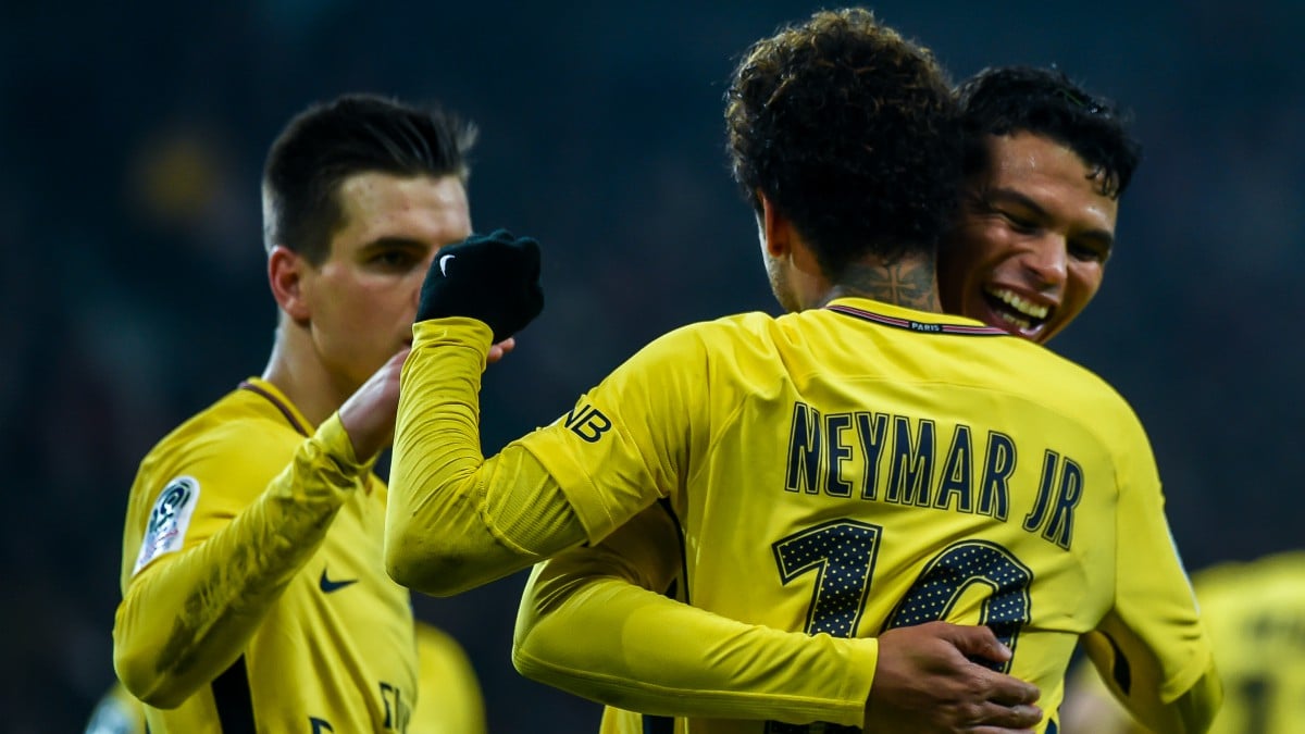 Neymar y Thiago Silva celebran un gol del PSG. (AFP)