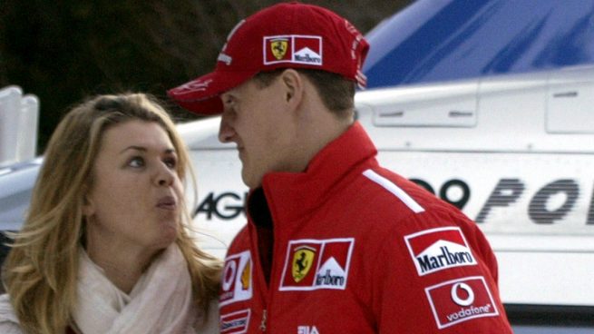 Michael Schumacher junto a su mujer Corinna durante una pretemporada con Ferrari
