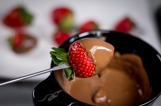 Fondeu de chocolate: una receta que puedes disfrutar con fruta