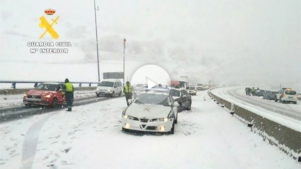 La Guardia Civil desatasca vehículos atrapados en Montabliz (Cantabria).