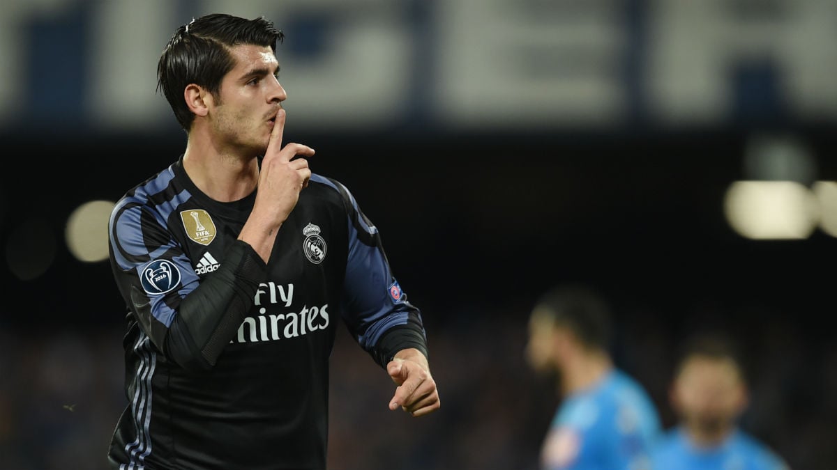 Morata manda callar al público del Nápoles durante su etapa en el Madrid. (AFP)