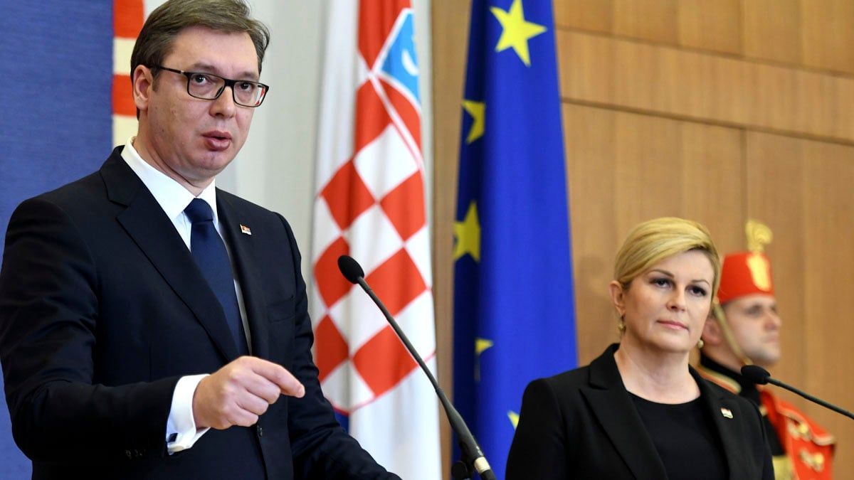 Kolinda Grabar-Kitarovic y Aleksander Vucic (Foto: AFP)