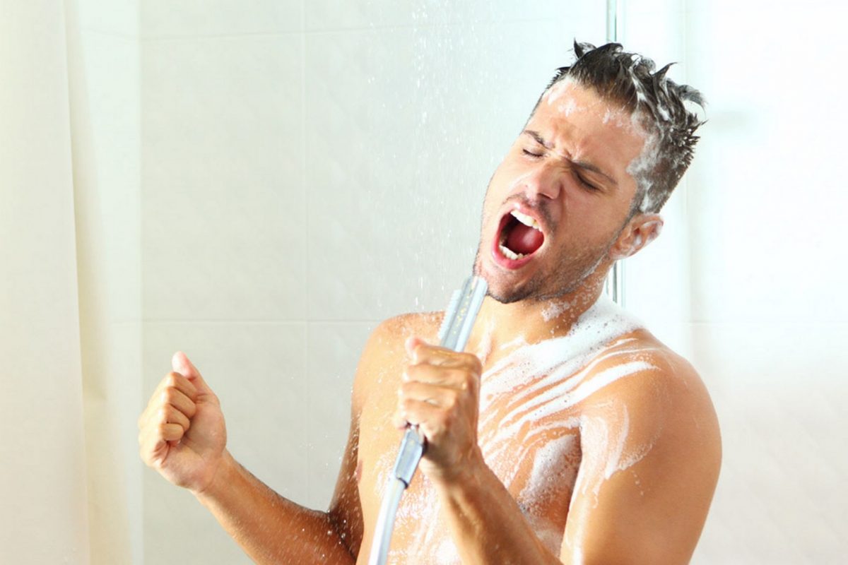 ¿Cuáles son los beneficios de cantar bajo la ducha?